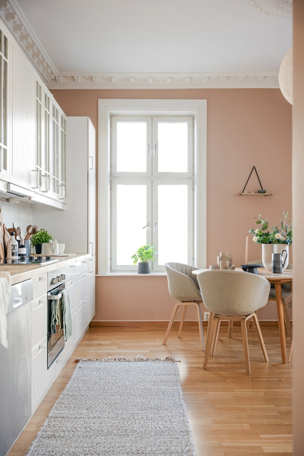 Kjøkkenet er utstyrt med integrerte hvitevarer som medfølger; platetopp, stekeovn, kjøl-/fryseskap, samt frittstående oppvaskmaskin. Galleribilde