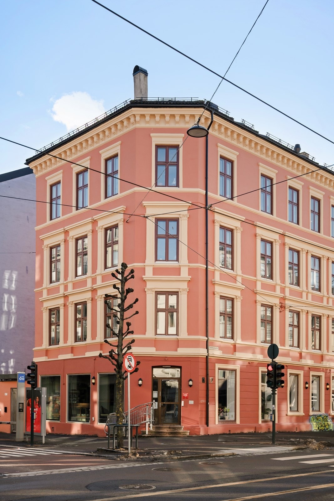 Med en attraktiv hjørnebeliggenhet i Jens Bjelkes gate bor du midt i hjertet av Oslo. Galleribilde