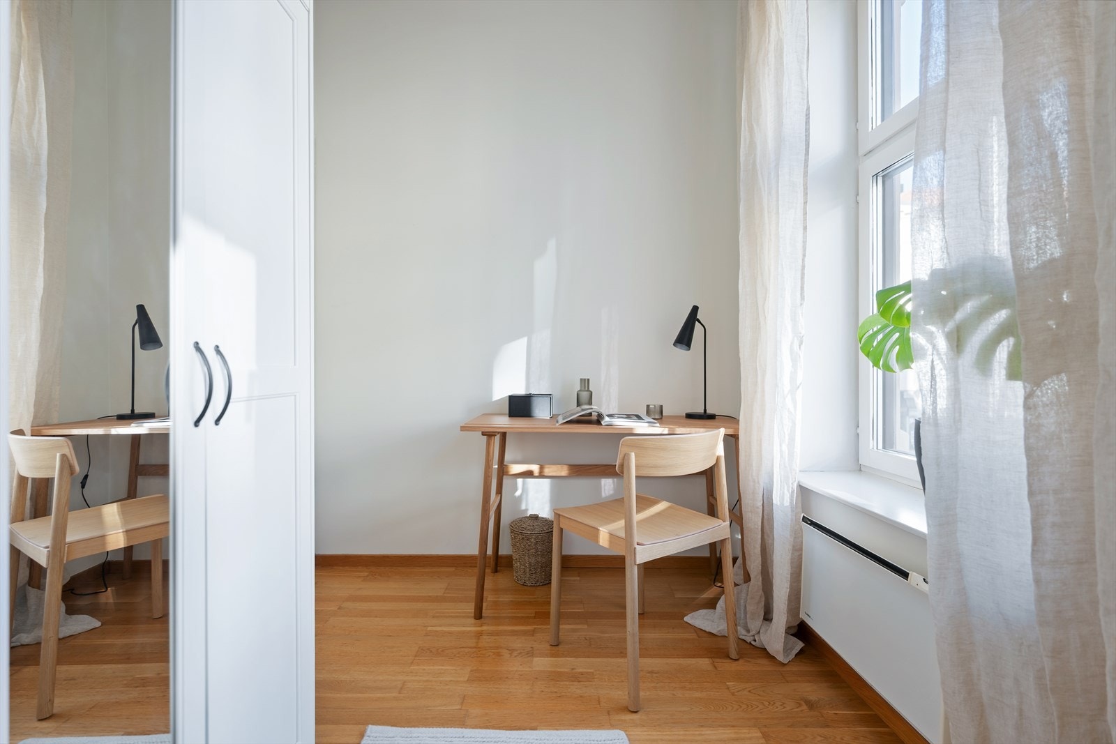 Det er også plass til et kontorhjørne. Plasseringen mot bakgården sikrer en rolig atmosfære på soverommene. Galleribilde