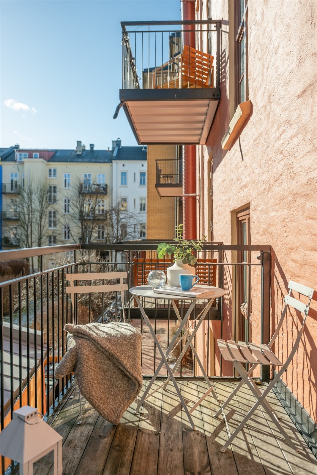 Leiligheten har en hyggelig balkong på ca. 4,46 m² som vender mot en stille og skjermet bakgård. Galleribilde