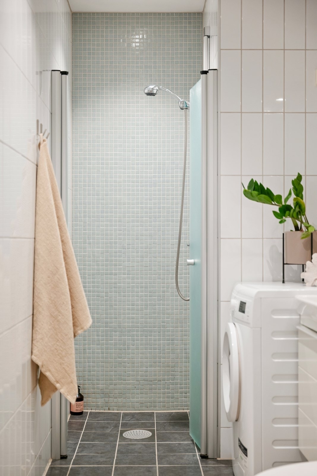 På badet er det vegghengt toalett, opplegg for vaskemaskin (medfølger) og dusjhjørne. Galleribilde