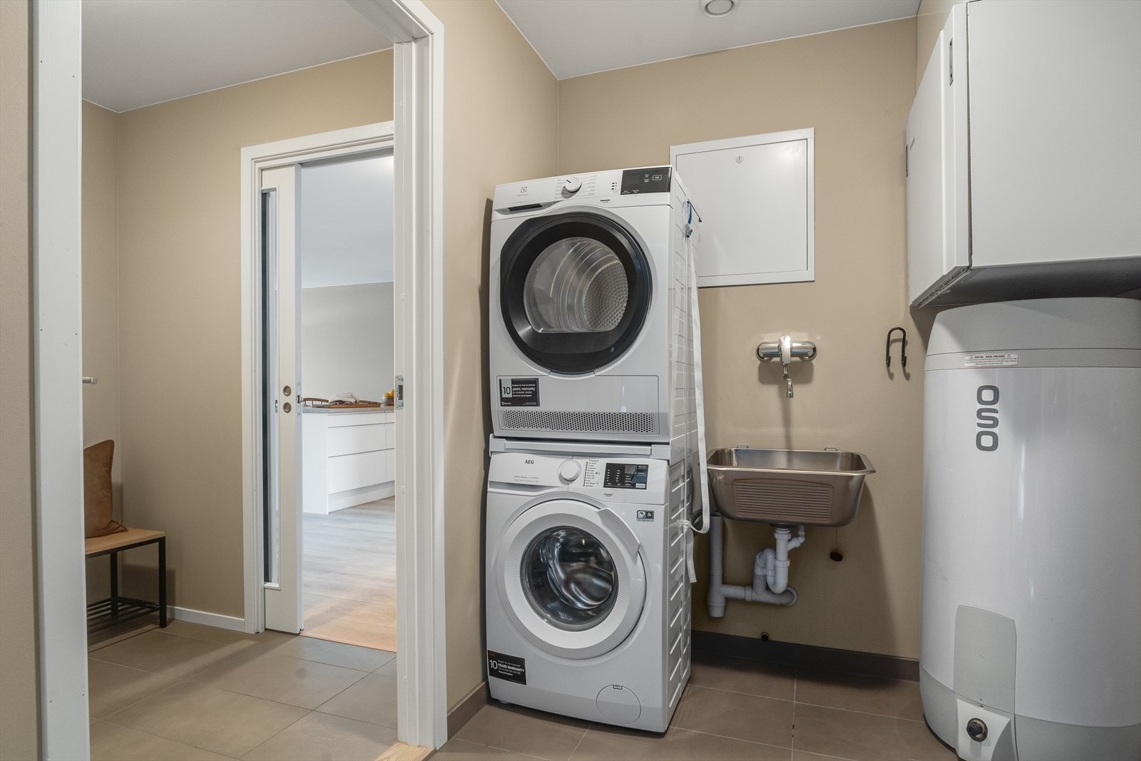 Vaskerom m/bi-inngang - Rommet har elektriske varmekabler, utslagsvask og opplegg for vaskemaskin, samleskap for rør i rør systemet, ventilasjonsanlegg og vatmtvannstank Galleribilde