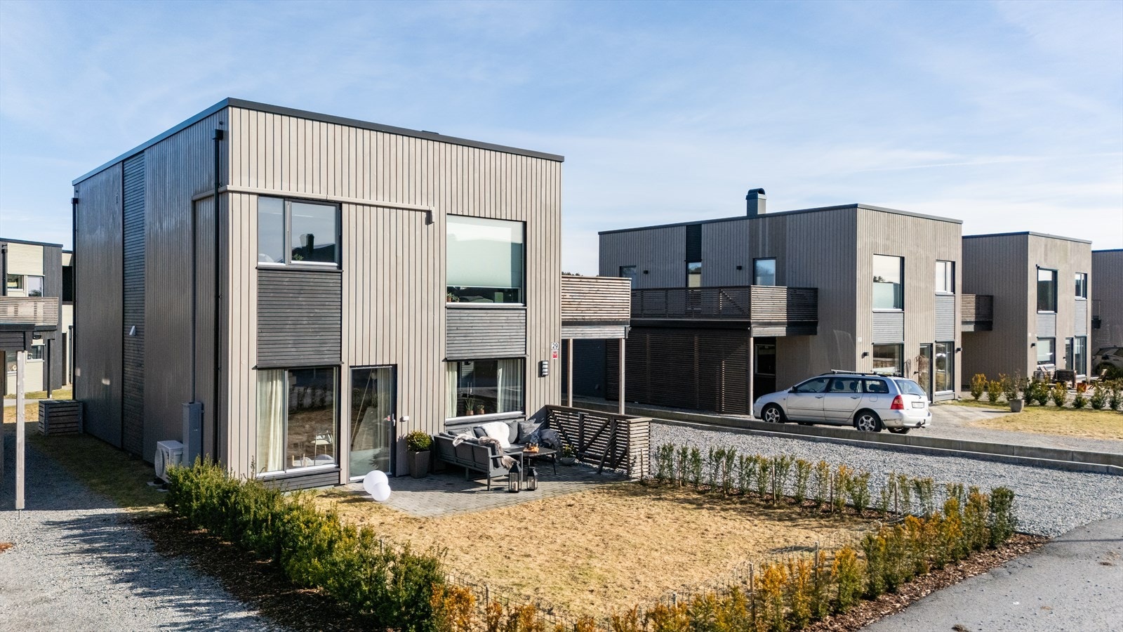 Vestvendt og lettstelt plen m/beplantning Galleribilde