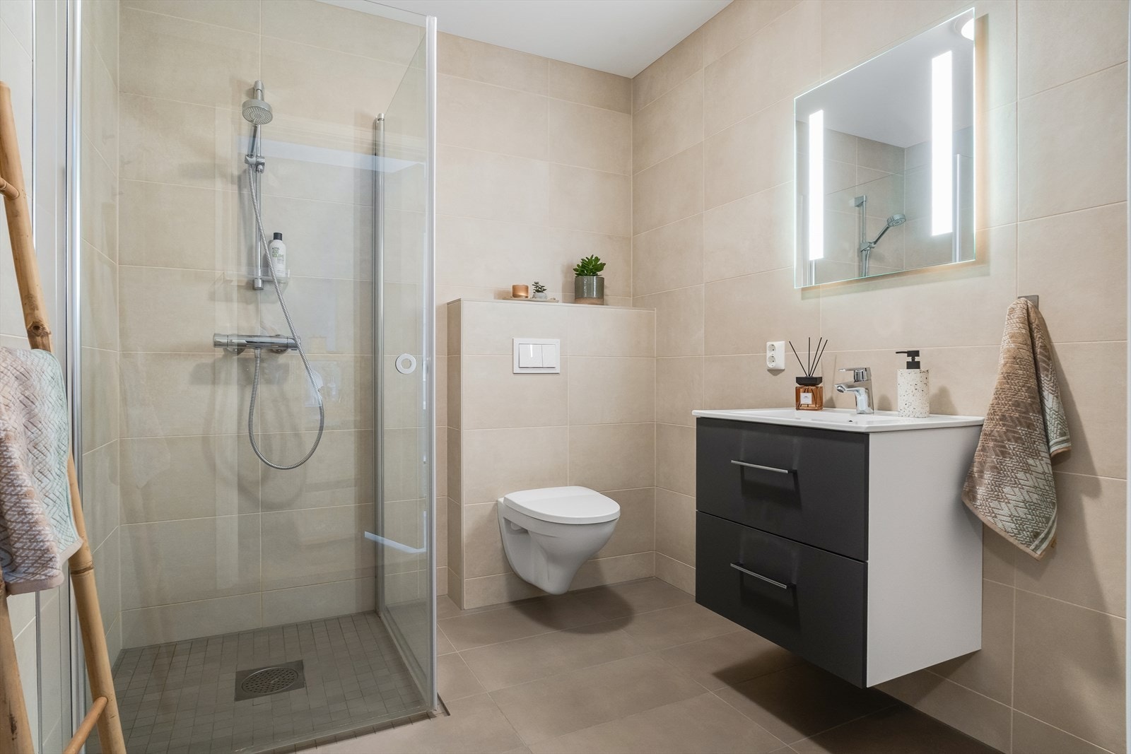 Boligen tilbyr bad i hver etasje Galleribilde