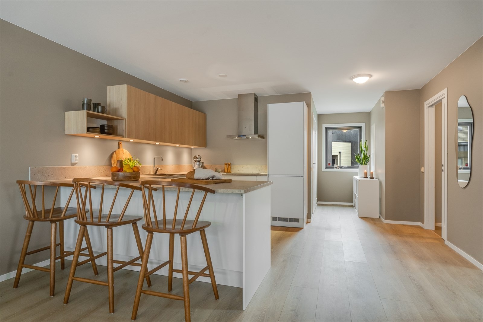 Kjekk benkeplate m/barløsning hvor en kan sitte å spise frokost sammen med familien Galleribilde