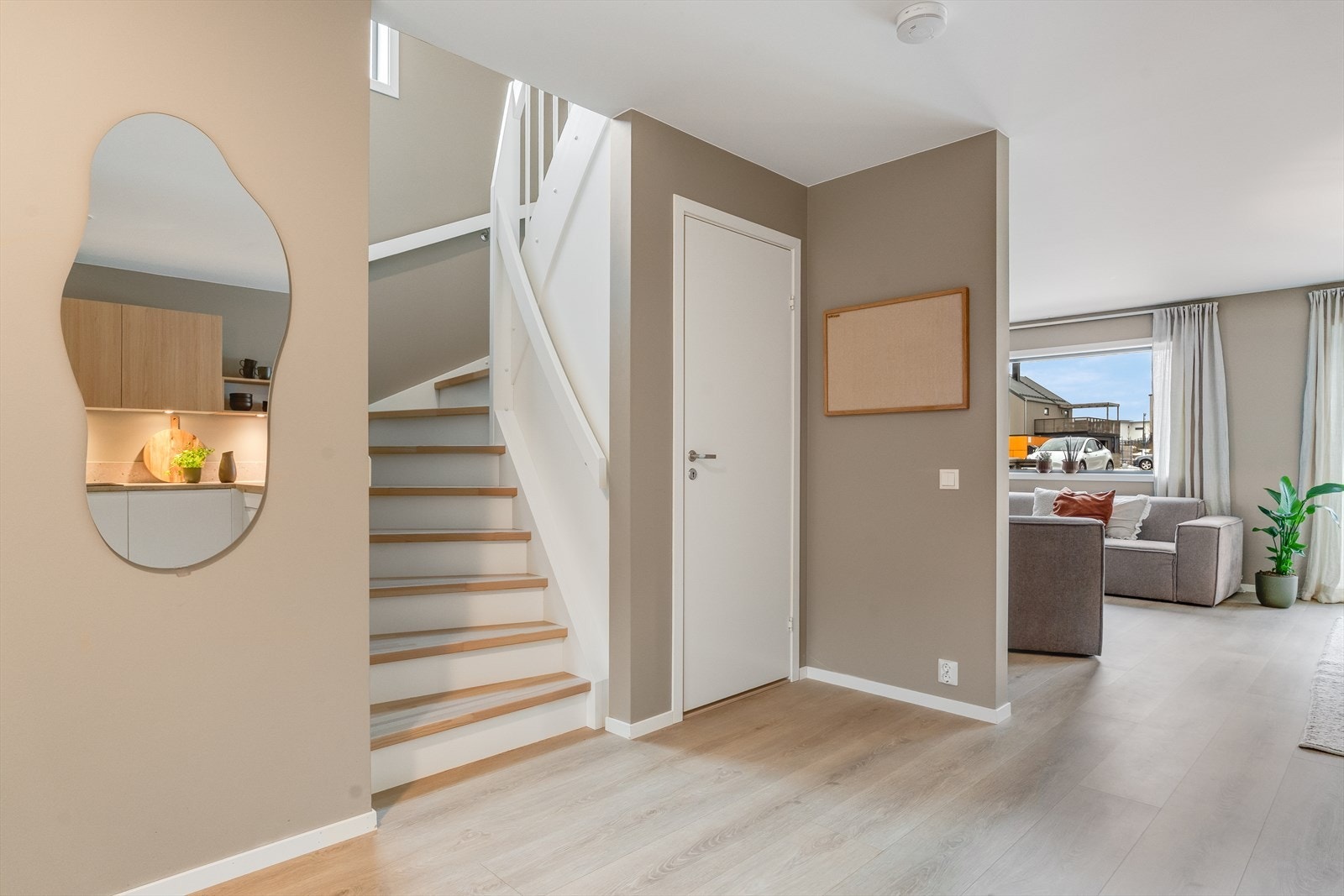 Trapp til øvre etasje hvor en har soverom, bad og tv stue Galleribilde