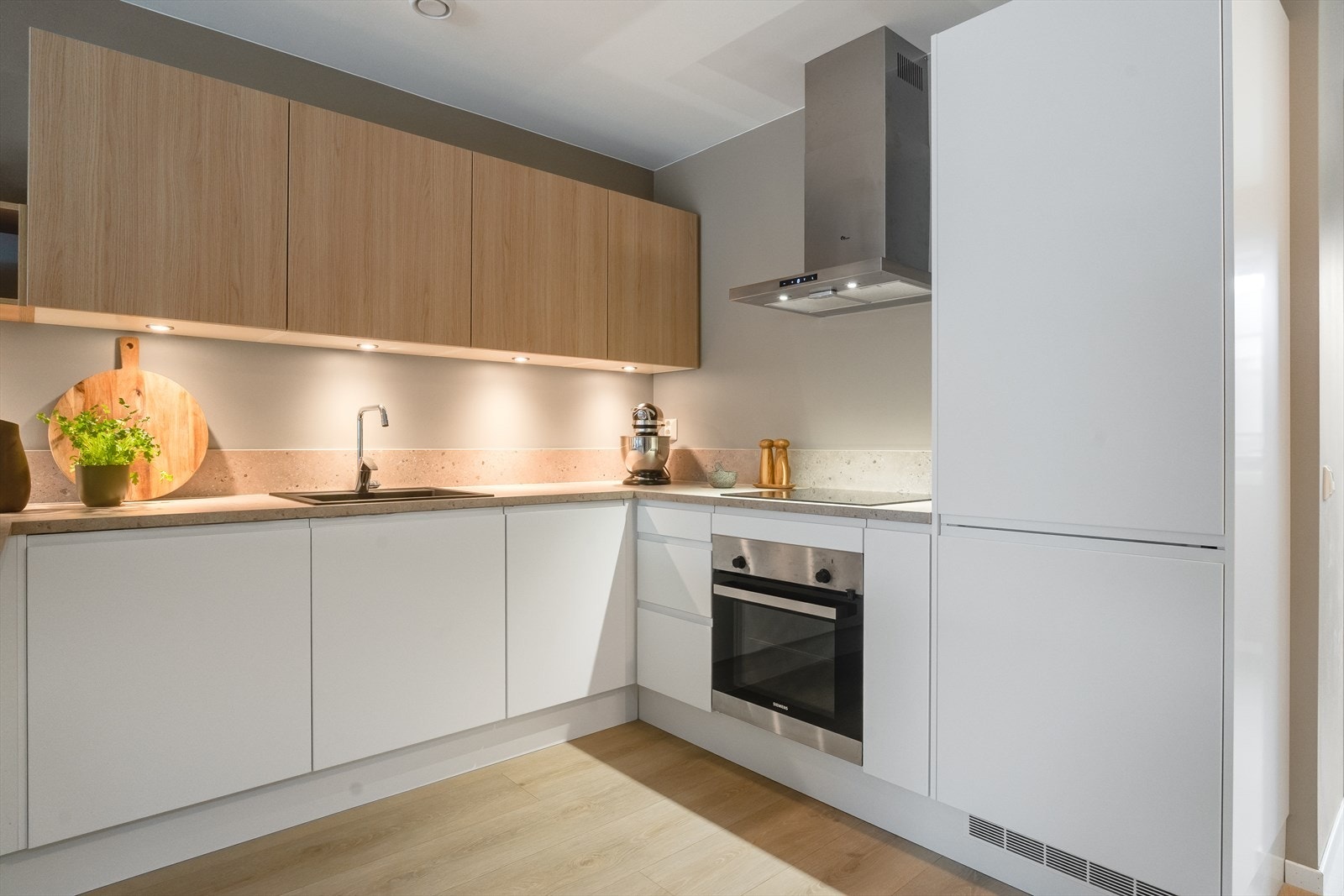 Tidløs og lys kjøkkeninnredning m/integrerte hvitevarer Galleribilde