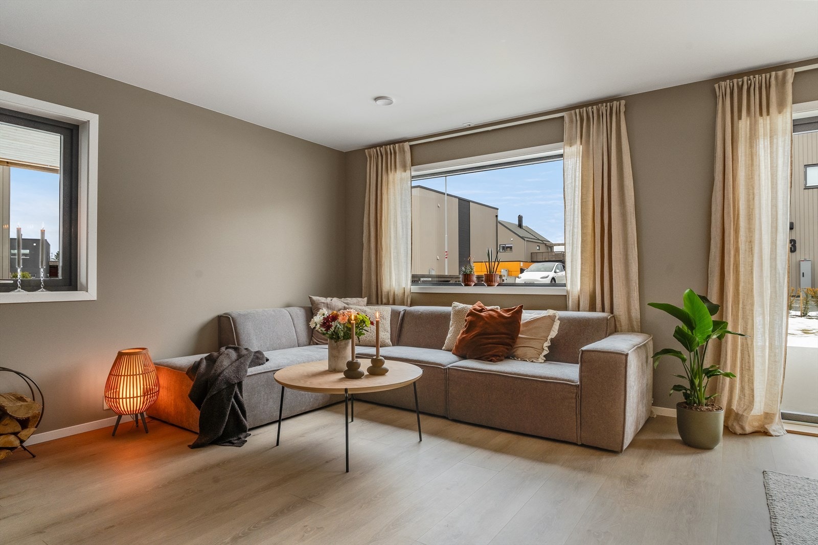 Moderne stue med gode møbleringsmuligheter Galleribilde