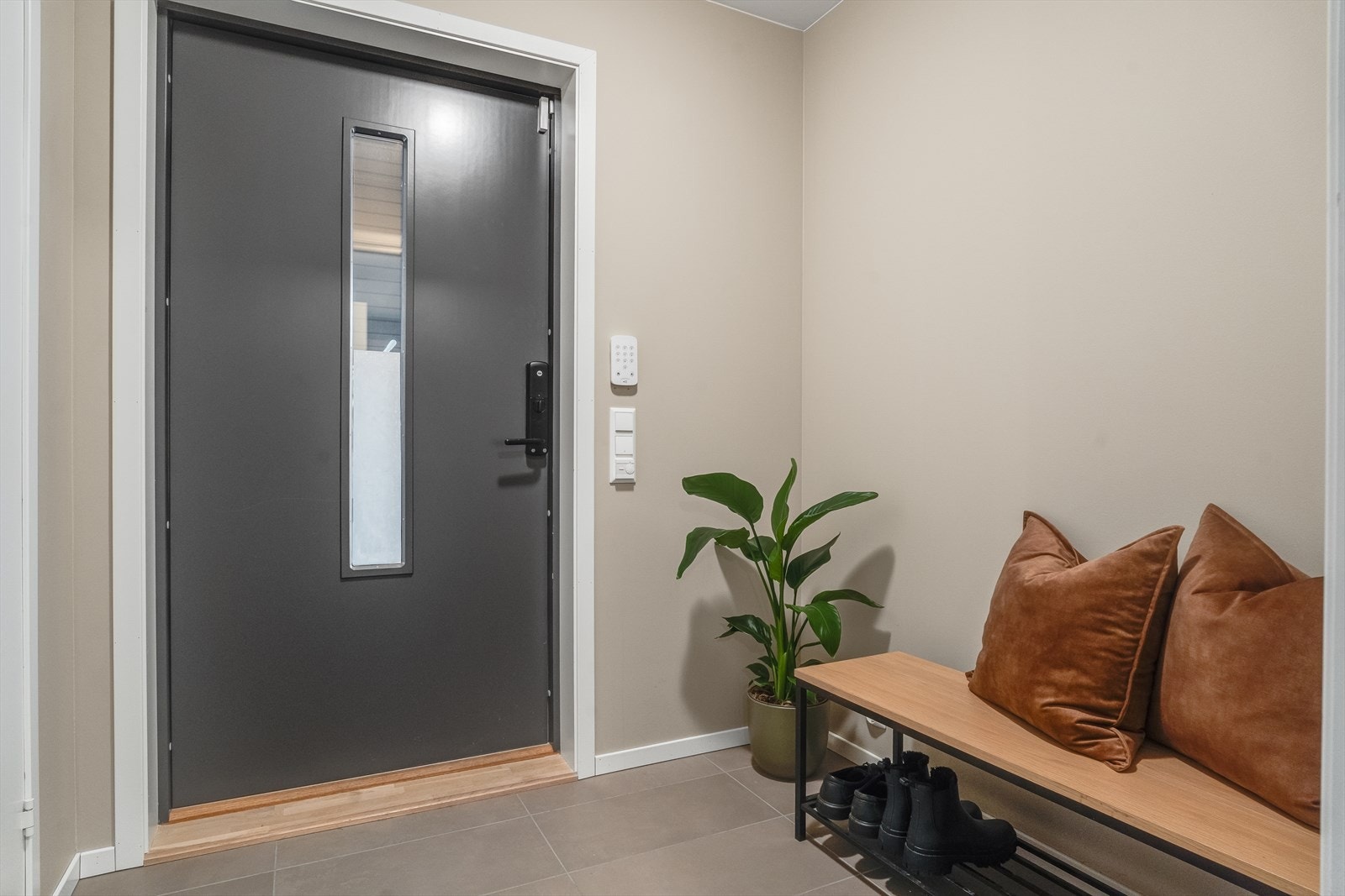 Entre m/plass til oppheng av ytterklær og skoskap til parkering av sko Galleribilde