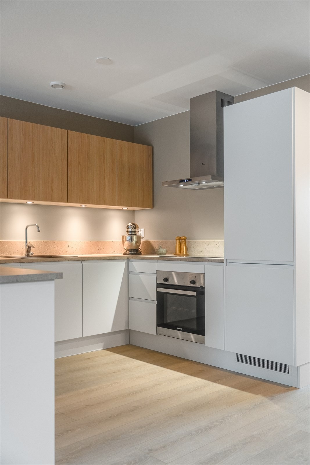 Kjøkkenet har godt med skap og benkplass Galleribilde