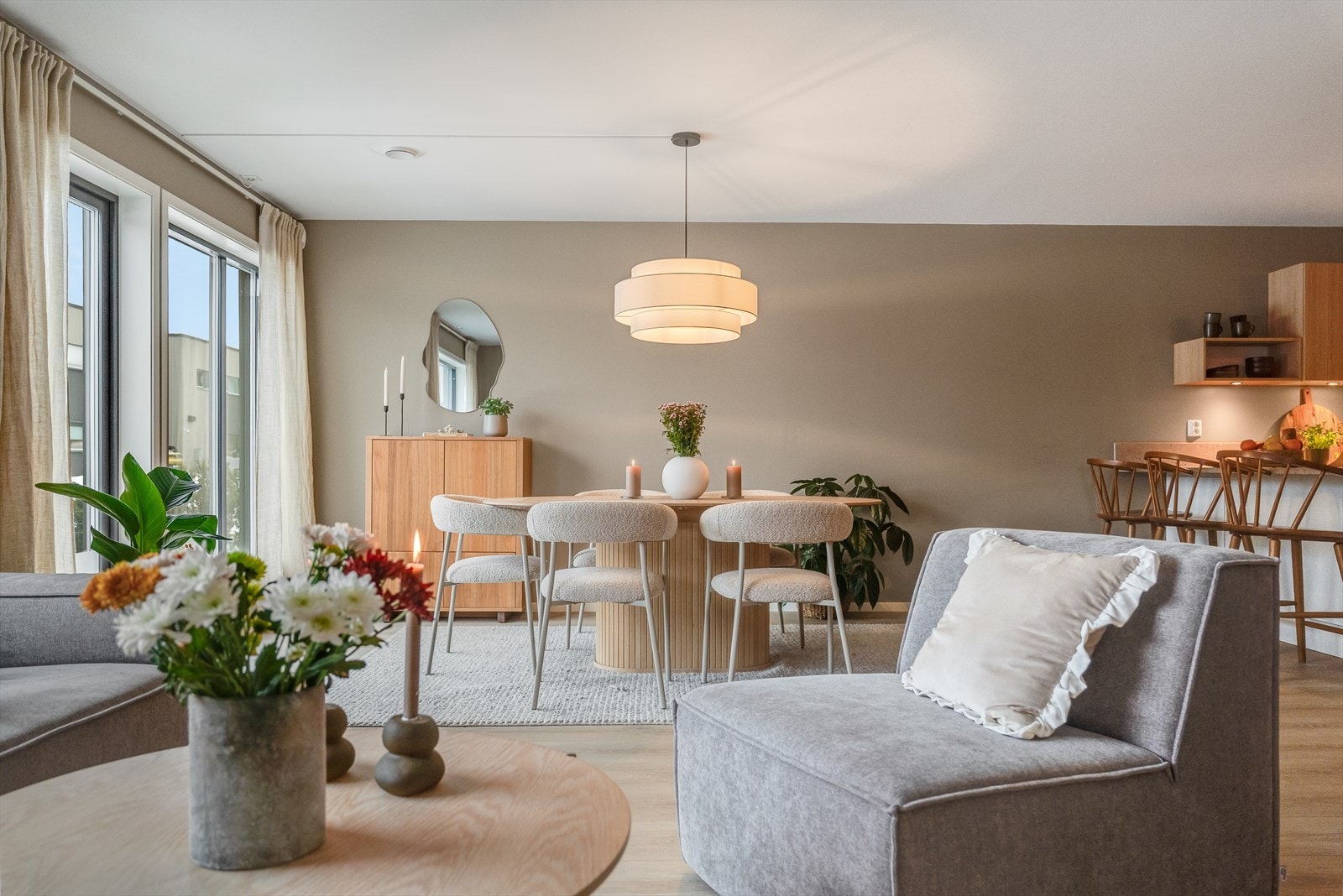 Stuen har store vindusflater som gir godt med lysinnslipp og utgang til hage Galleribilde