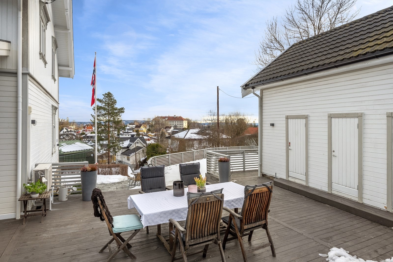 Via en praktfull hageidyll kommer man inn i boligens sjarmerende entré Galleribilde