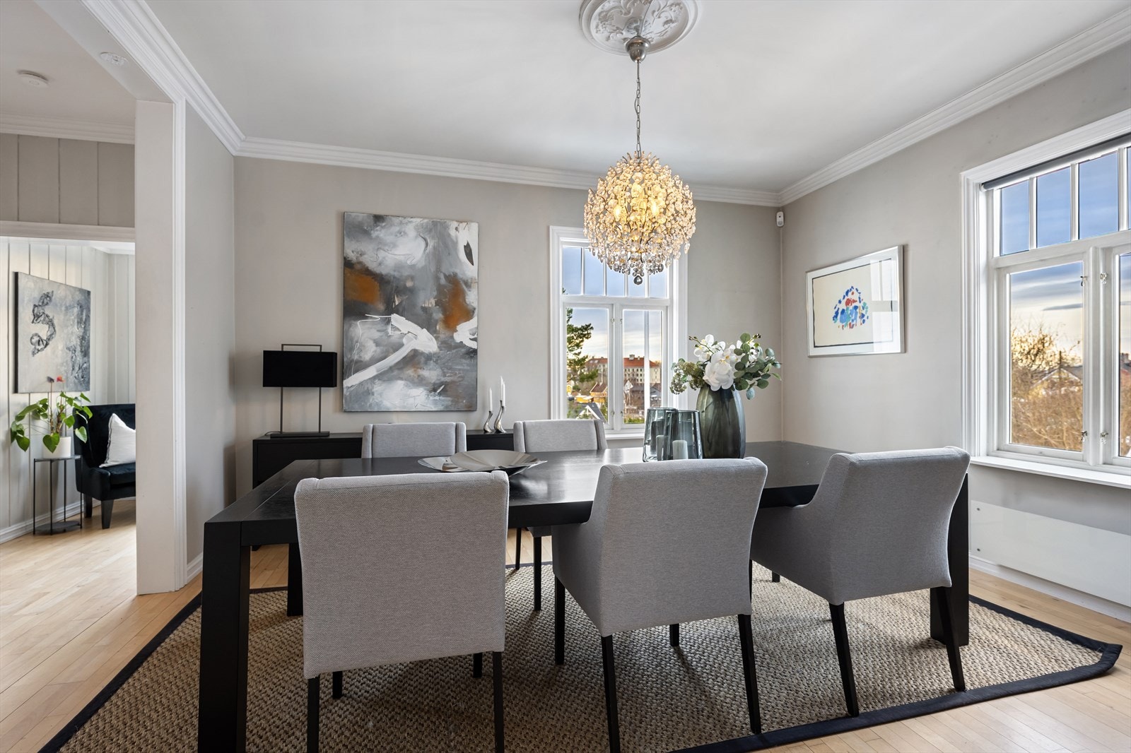 Store vindusflater gir rikelig med dagslys og vakkert utsyn i to himmelretninger Galleribilde