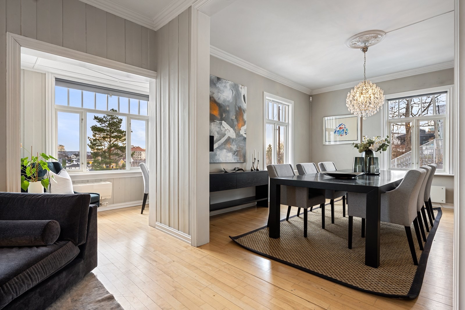 Det er god plass til stort spisebord og mange gjester og sosiale sammenkomster Galleribilde