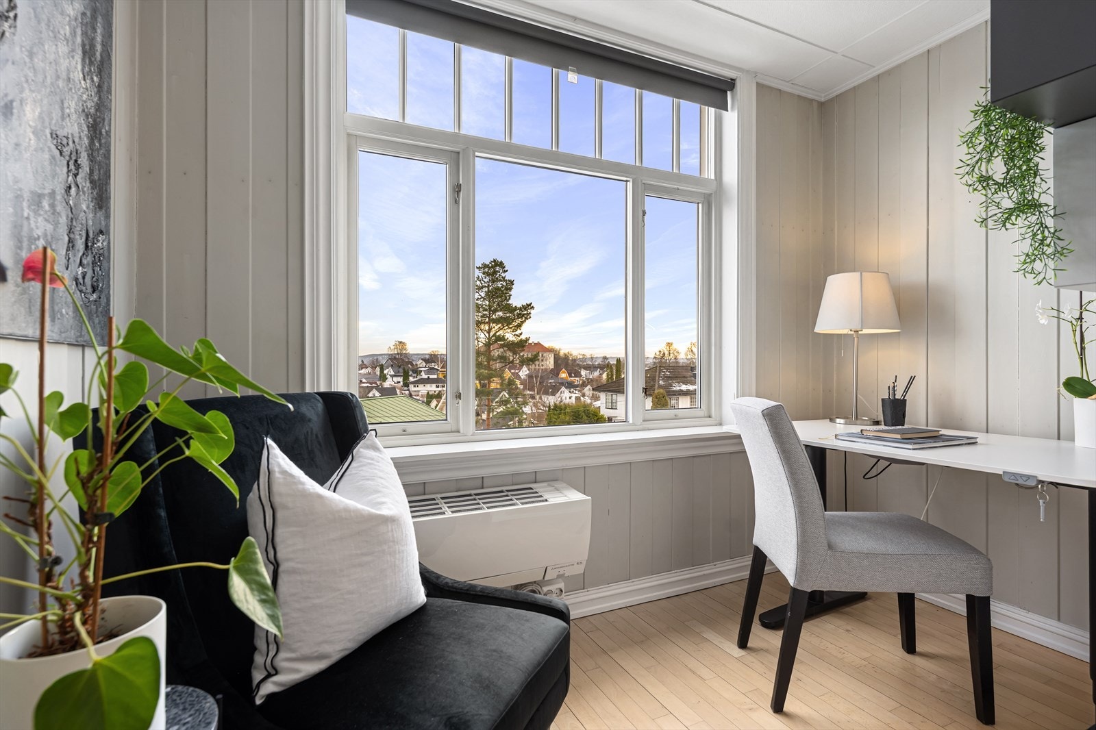Eget kontor i 1. etasje gir en skjermet og praktisk hjemmearbeidsplass Galleribilde