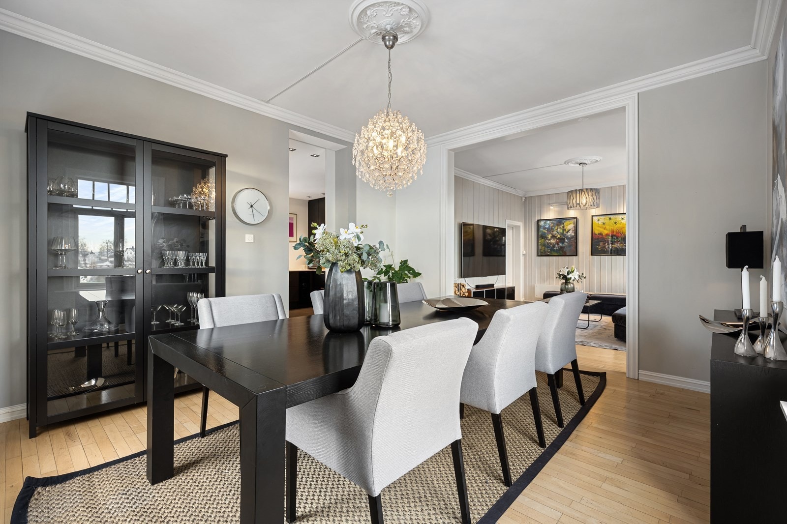 Et lyst og sosialt rom med plass til stort spisebord for familie og gjester Galleribilde
