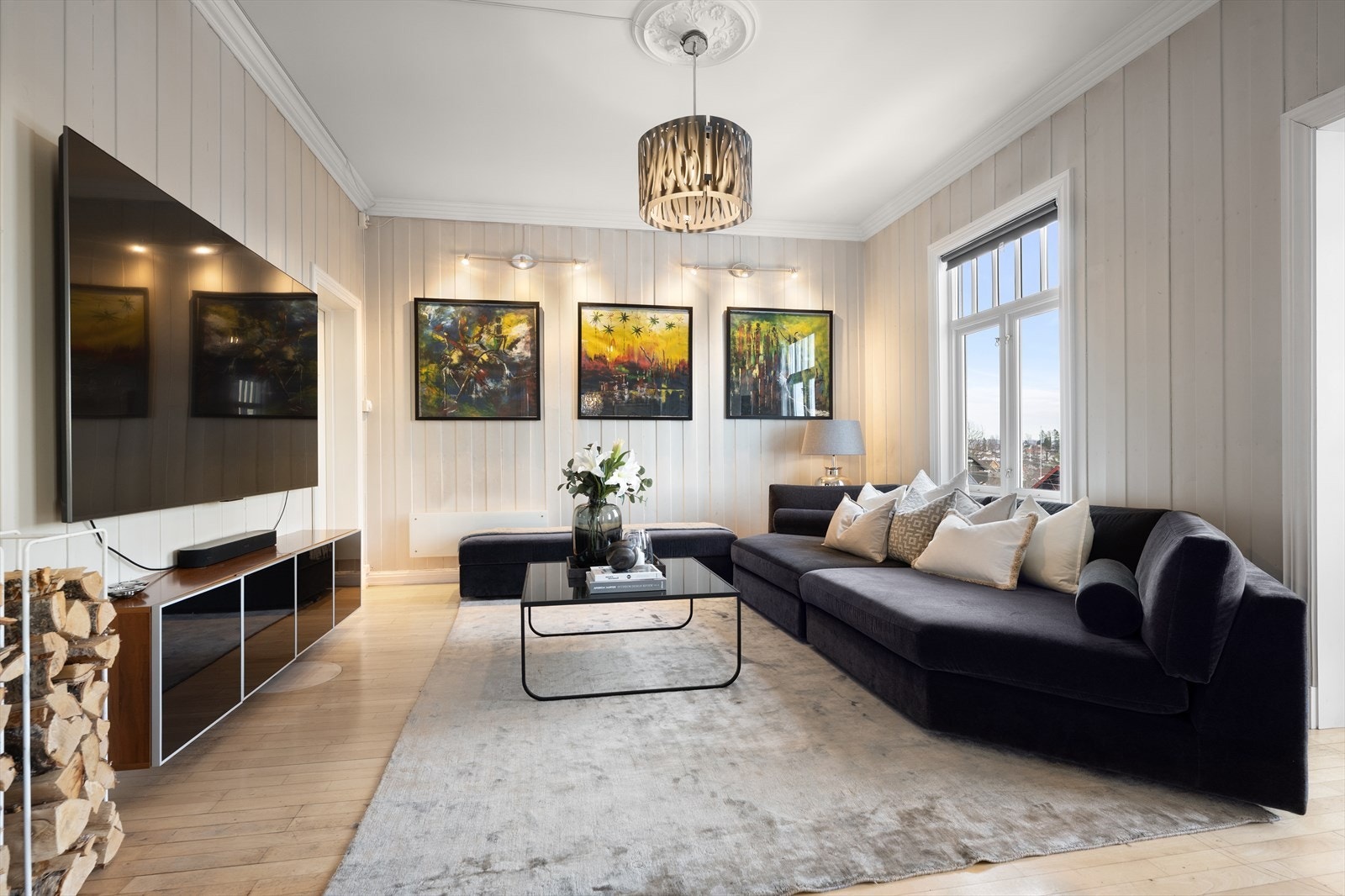 Stuen er romslig og har vindusflater som slipper inn rikelig med naturlig lys Galleribilde