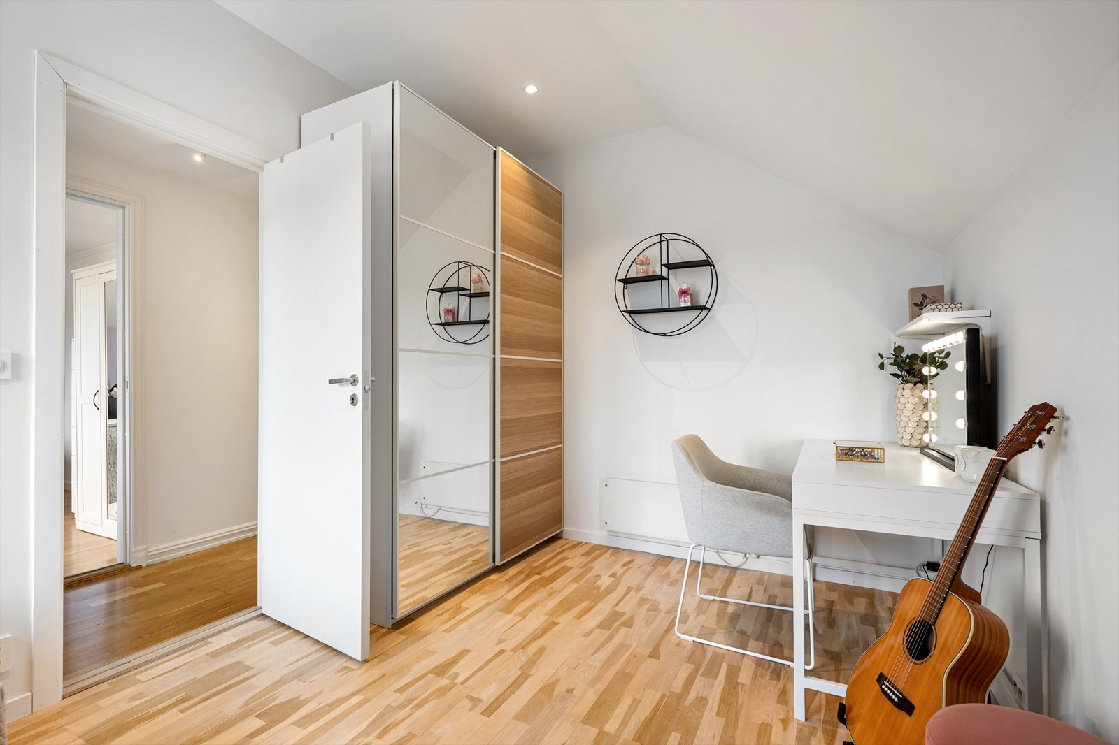 Soverommet har god plass til dobbeltseng, skrivepult, kommode og garderobe Galleribilde