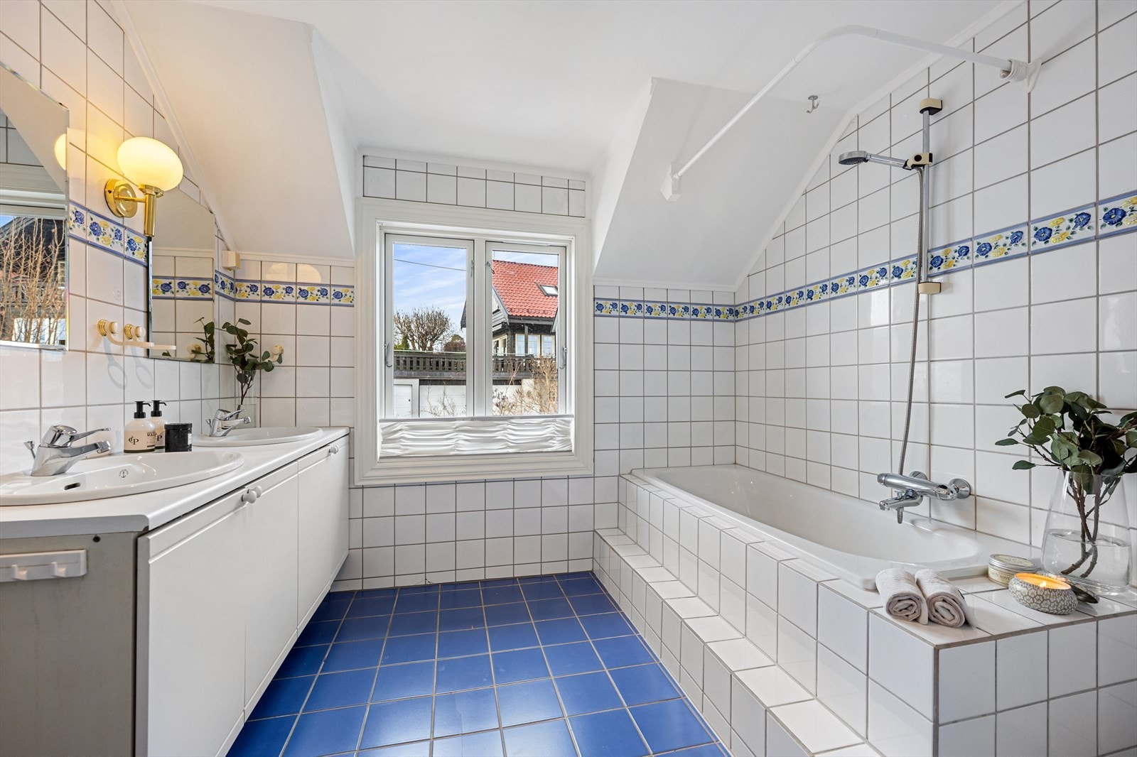 Flislagt bad med to servanter, badekar og wc Galleribilde