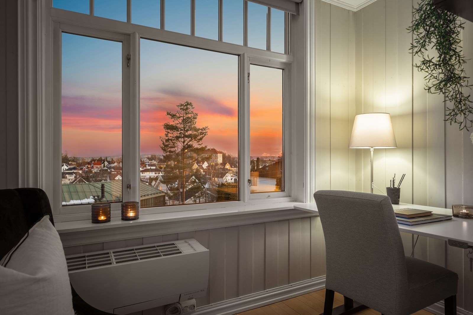 Kontoret har panoramavindu og nydelig utsyn Galleribilde