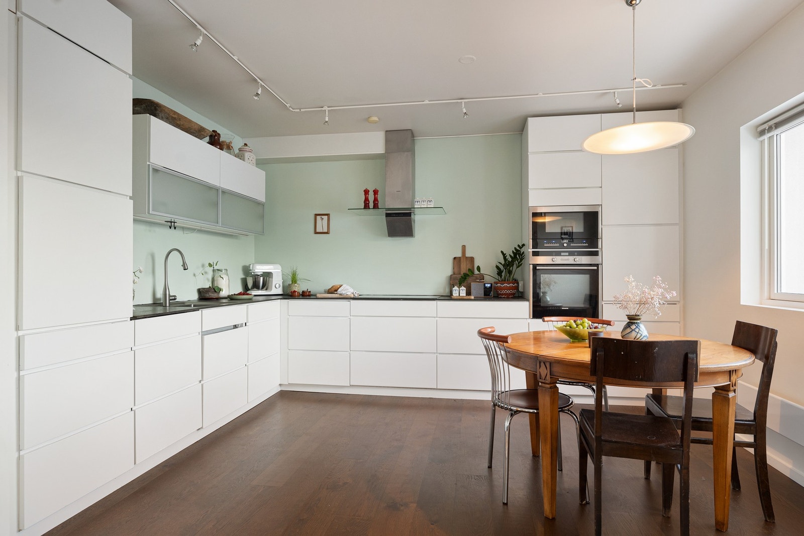 God benkeplass og praktisk løsning for kokken i familien! Galleribilde