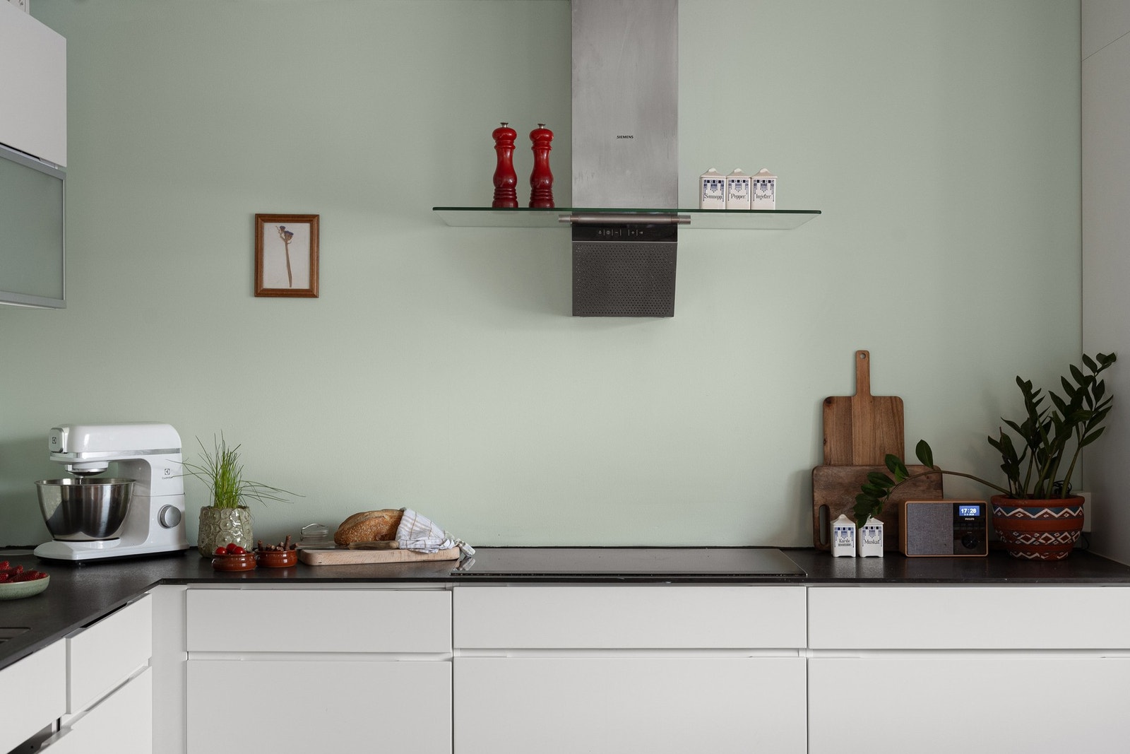 Kjøkkenet er innredet i et tidløst design med hvite fronter. Galleribilde