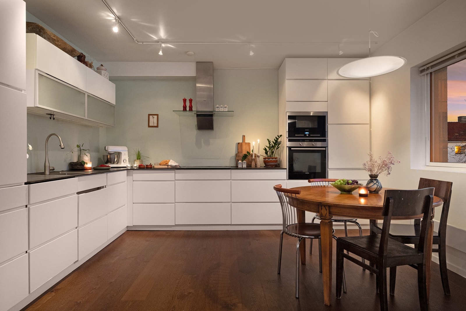 Stilrent kjøkken med lyse fronter, gode arbeidsflater og et tidløst uttrykk. Galleribilde