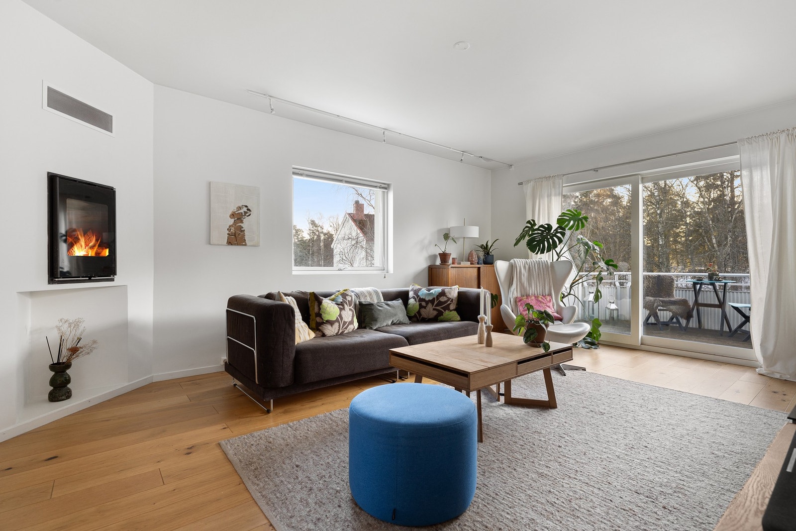 Integrert peisovn i stuen skaper en lun og hyggelig atmosfære på kjølige dager. Galleribilde