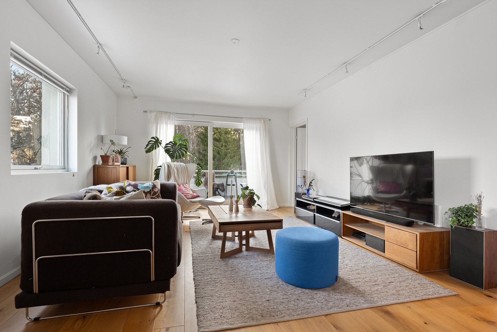 Romslig og lys stue med god plass til både sofa- og sittegruppe. Galleribilde