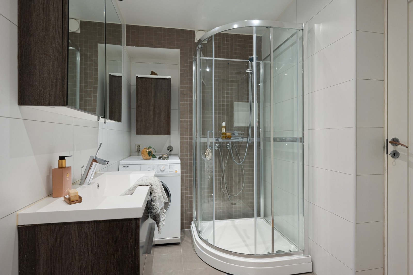 Helhetlig og funksjonelt bad med lyse flater som gir et rent og tidløst uttrykk. Galleribilde