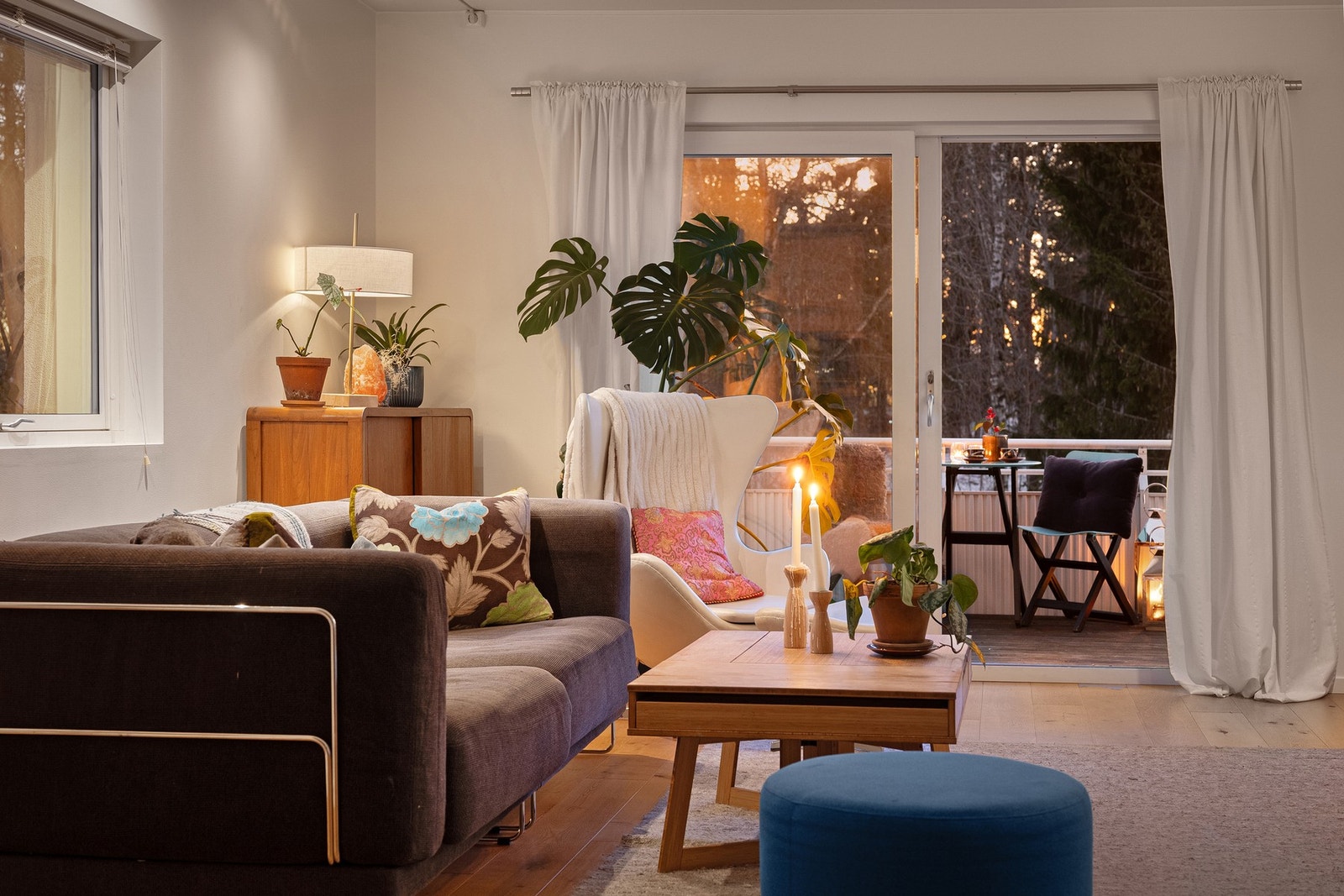 Stemningsfull stue med gode møbleringsmuligheter og direkte adkomst til balkongen. Galleribilde