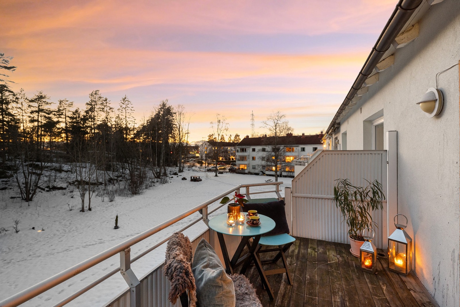 Fra balkongen er det et åpent og luftig utsyn over nærområdet. Galleribilde