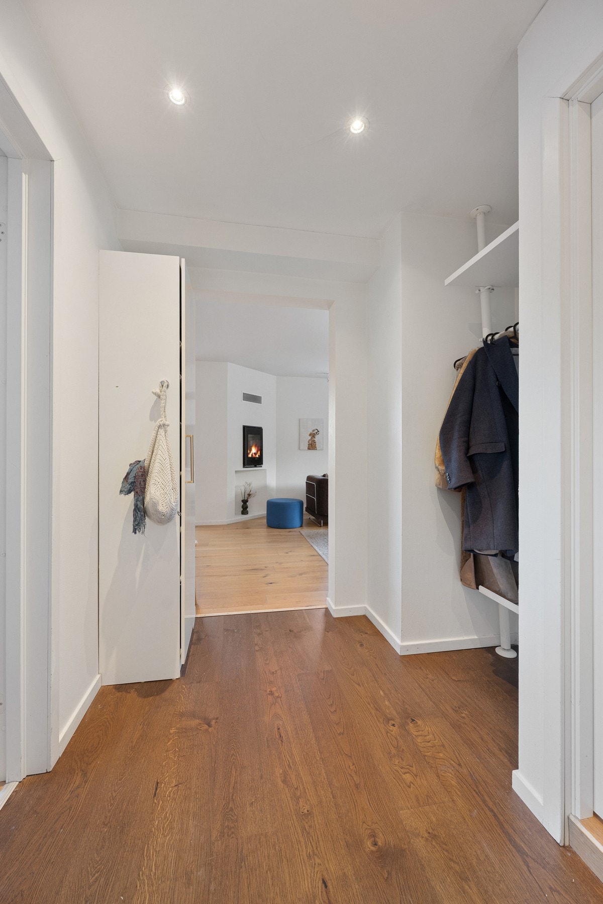 Fra entréen er det en naturlig adkomst videre inn til leilighetens oppholdsrom. Galleribilde