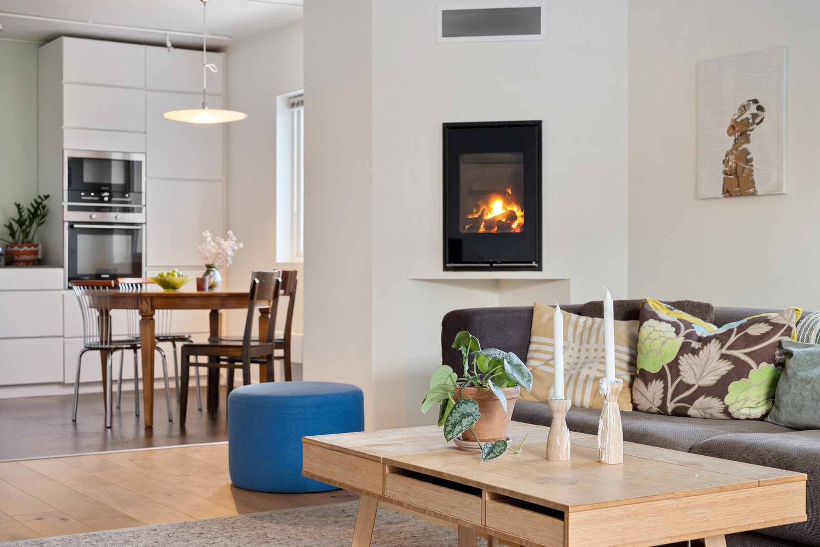 Åpen løsning mellom stue og kjøkken gir en luftig romfølelse og gode sosiale soner. Galleribilde