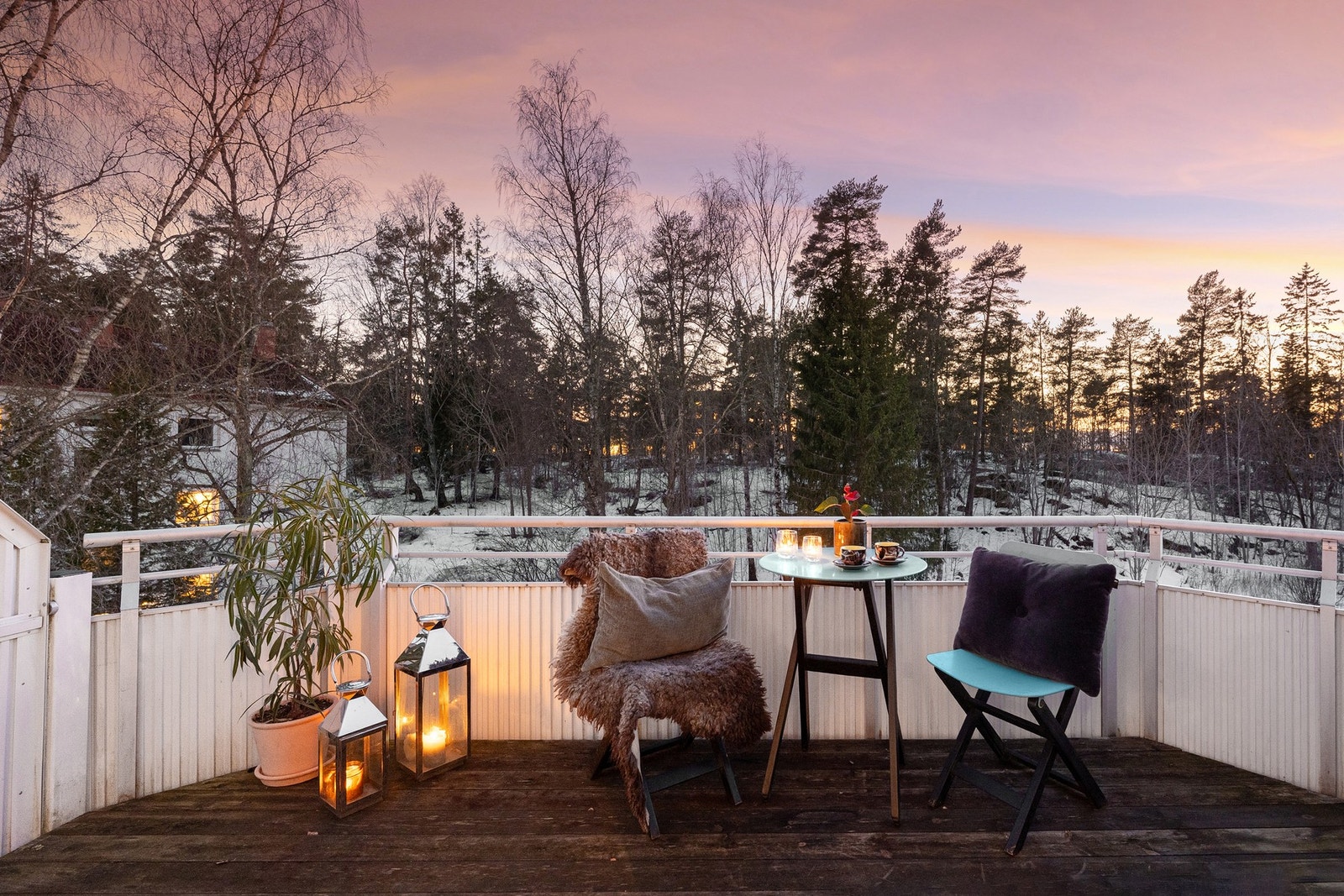 Romslig balkong på ca. 9 kvm med hyggelig utsyn mot grøntområde. Galleribilde