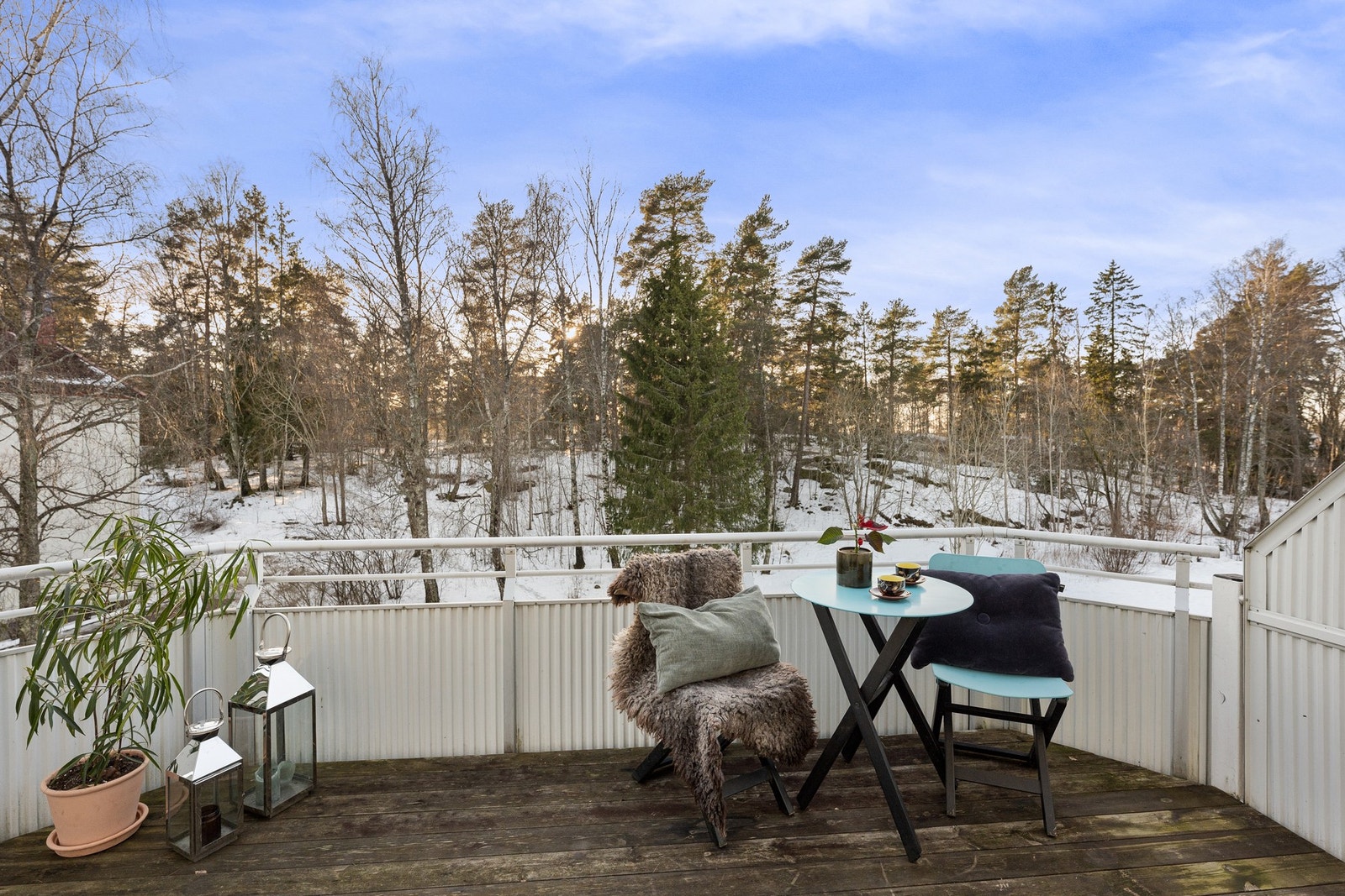 Stemningsfull balkong - et hyggelig sted å nyte rolige kvelder utendørs. Galleribilde