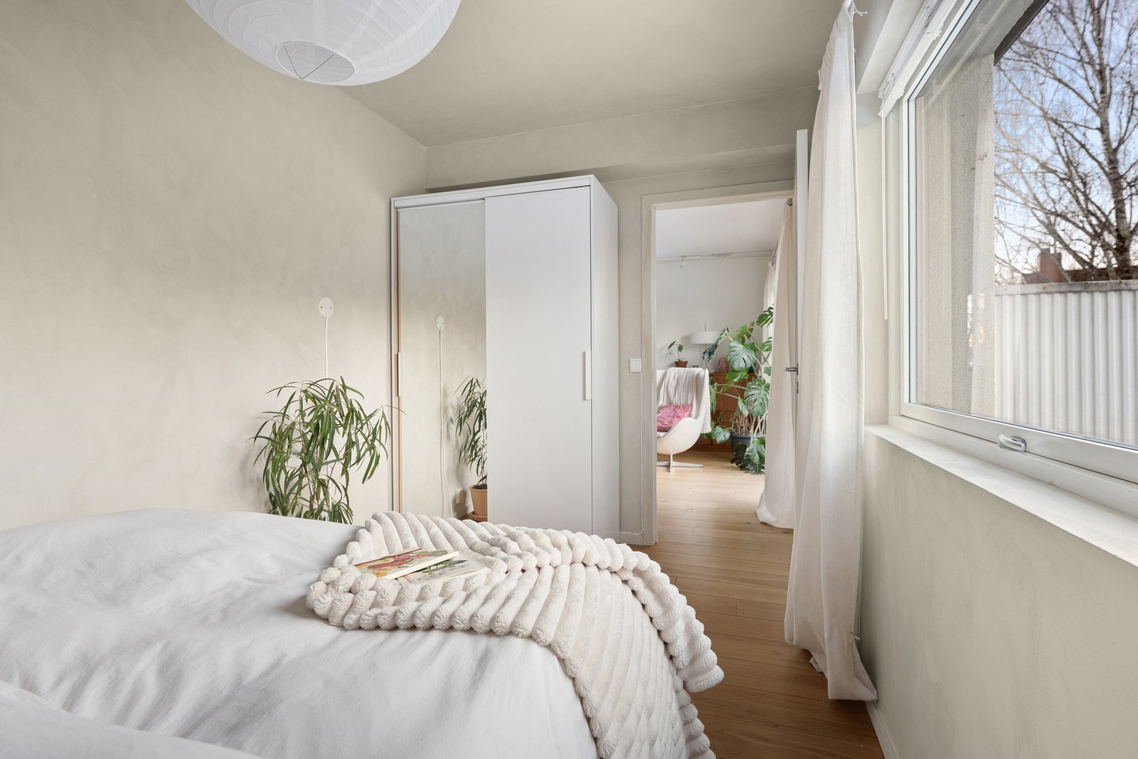 Soverommet har et stort vindu som slipper inn rikelig med naturlig lys. Galleribilde