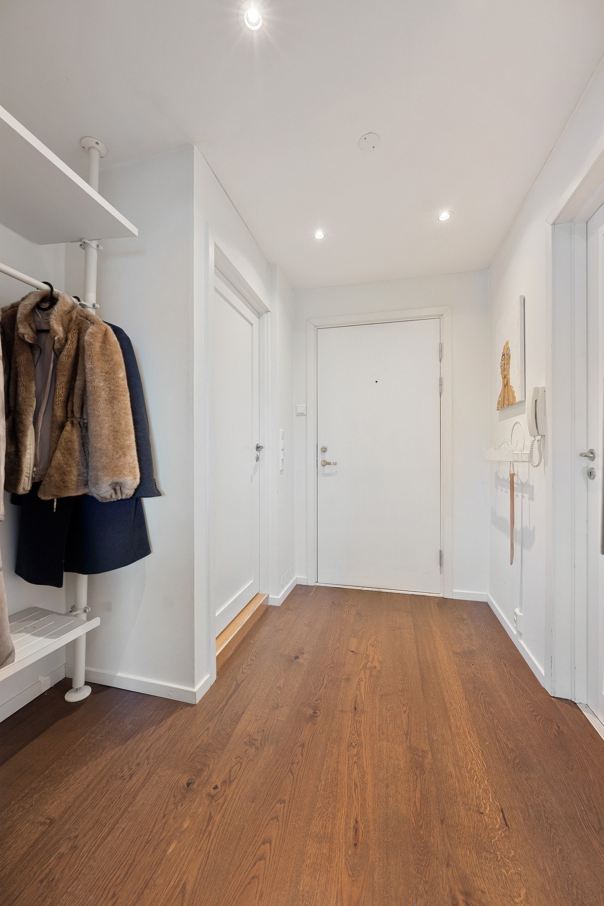 Lys og innbydende entré med plass til oppheng av yttertøy og sko. Galleribilde