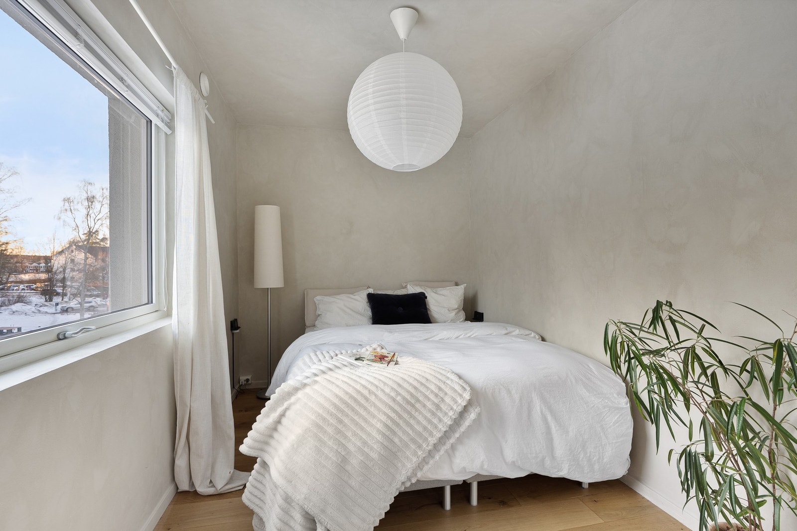 Lyst og rolig soverom med behagelig atmosfære og god plass til seng og garderobe. Galleribilde