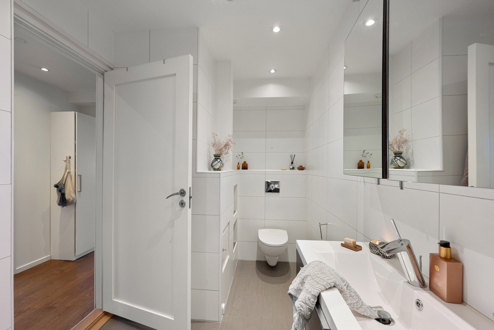 Stilren innredning med servant i moderne design og speilskap som gir god lagringsplass. Galleribilde