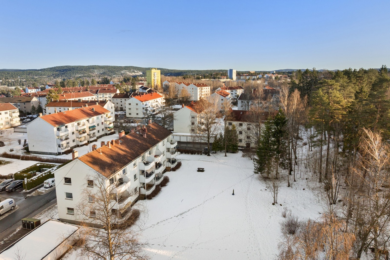 Leiligheten ligger usjenert til uten innsyn og får solen inn endeveggen fra syd først, før den kommer på den solrike vestvendte balkongen med fint utsyn. Galleribilde
