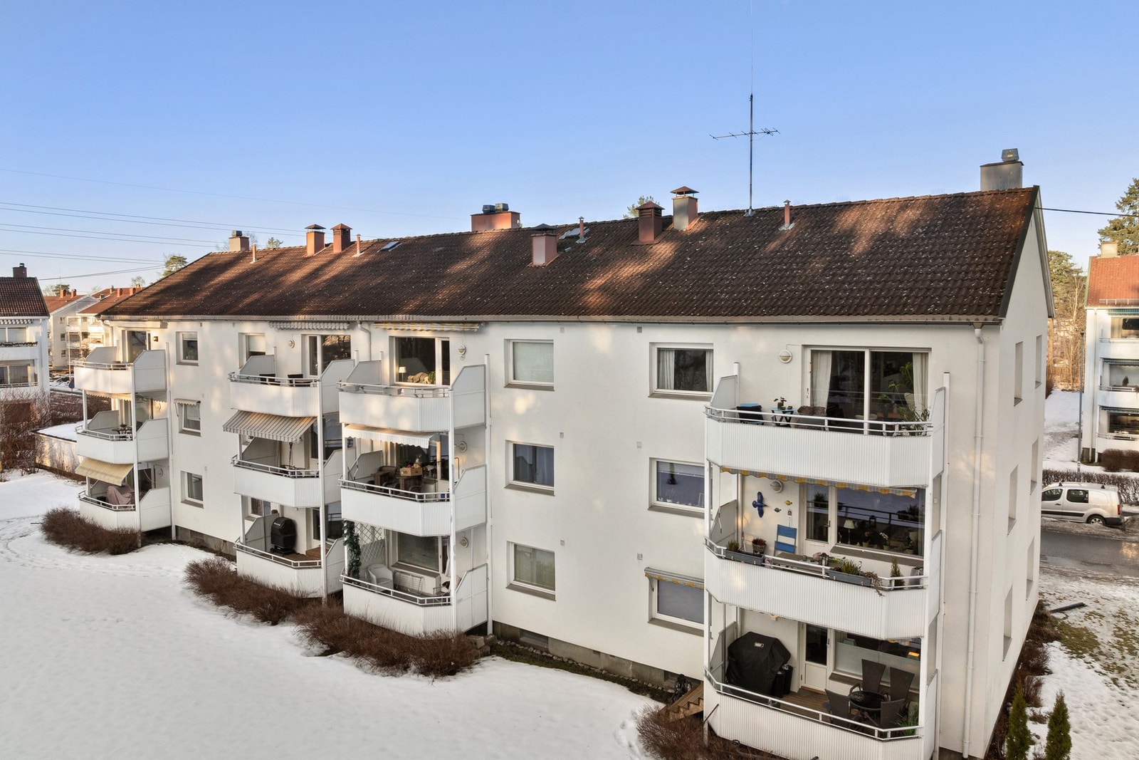 Leiligheten ligger i byggets 3. etasje som er toppetasjen. Galleribilde