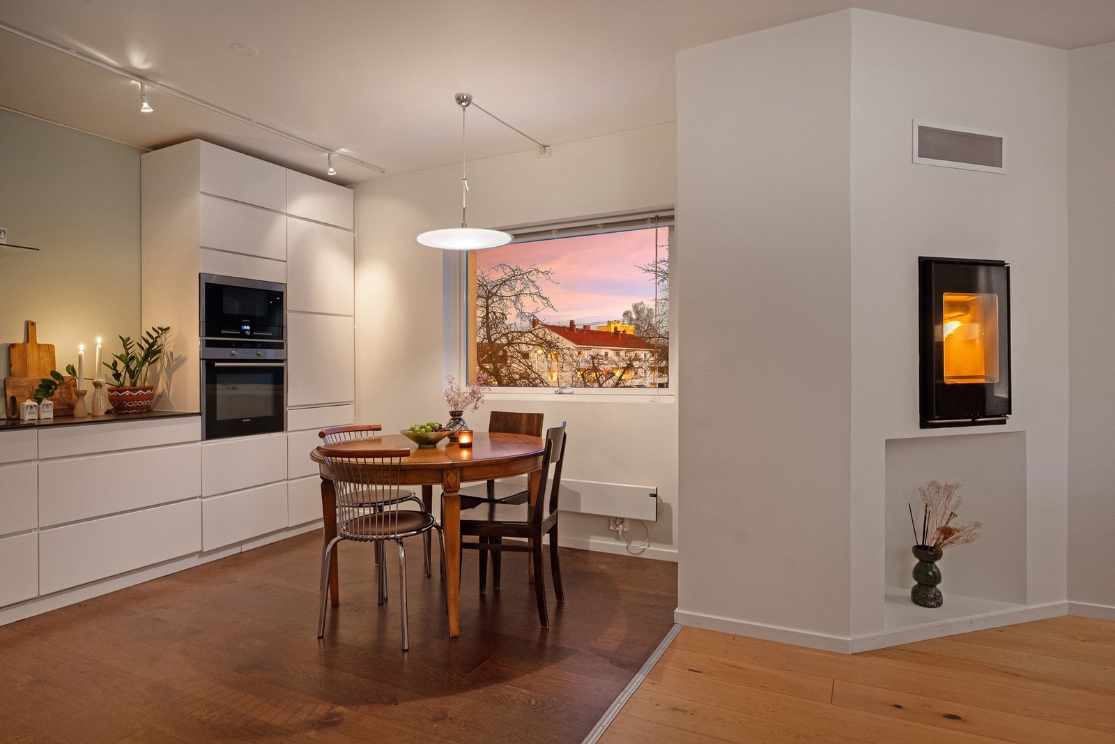 Stue og kjøkken ligger i en åpen og sosial planløsning med gode møbleringsmuligheter. Galleribilde