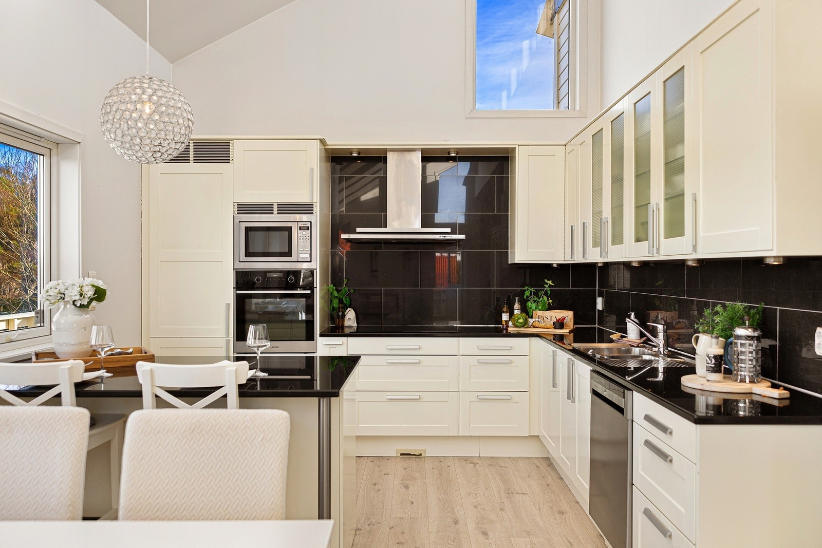 Tidløs og elegant innredning fra Sigdal med rikelig skap- og benkeplass Galleribilde