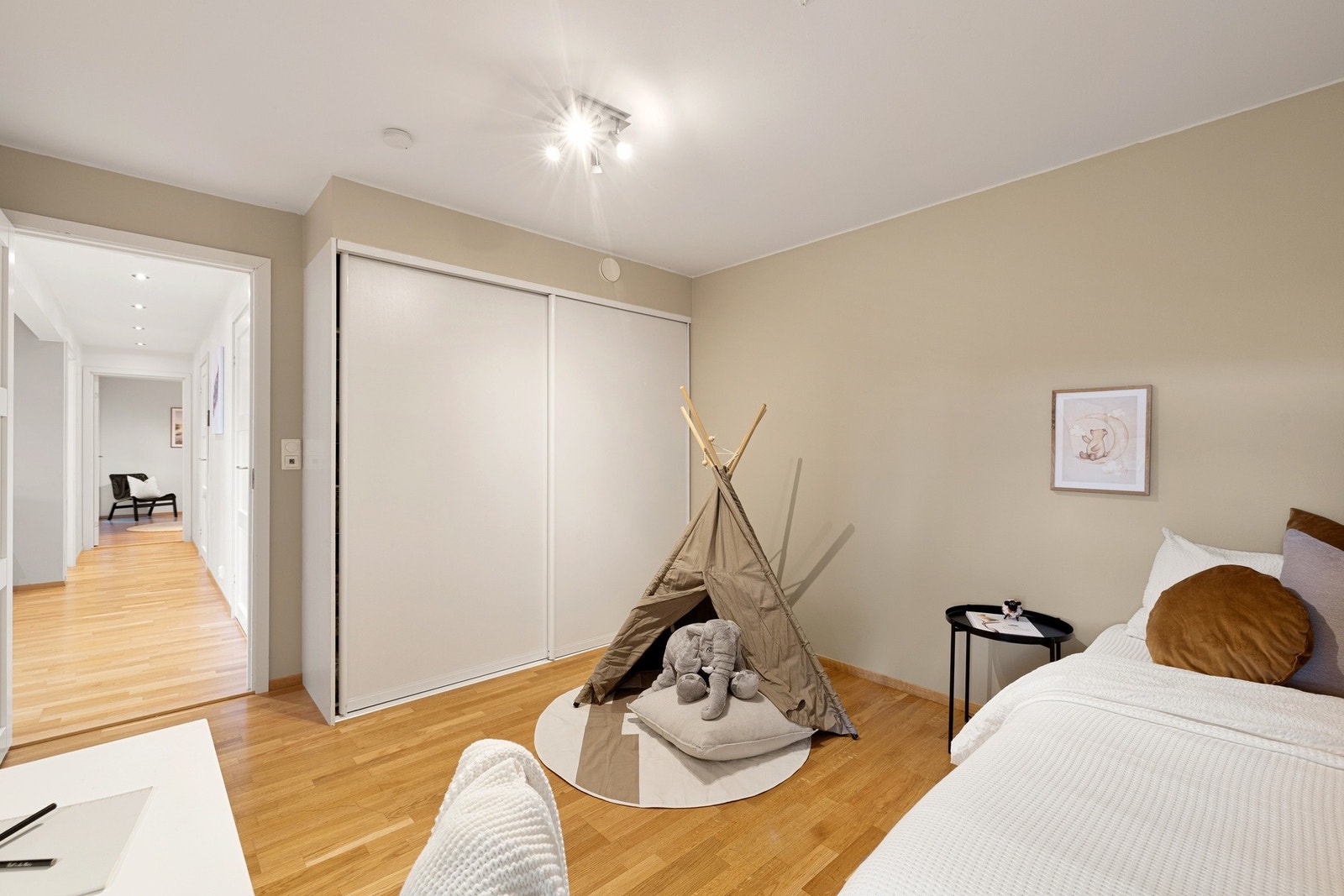 Veggene er nymalt i varme og tidsriktige farger Galleribilde