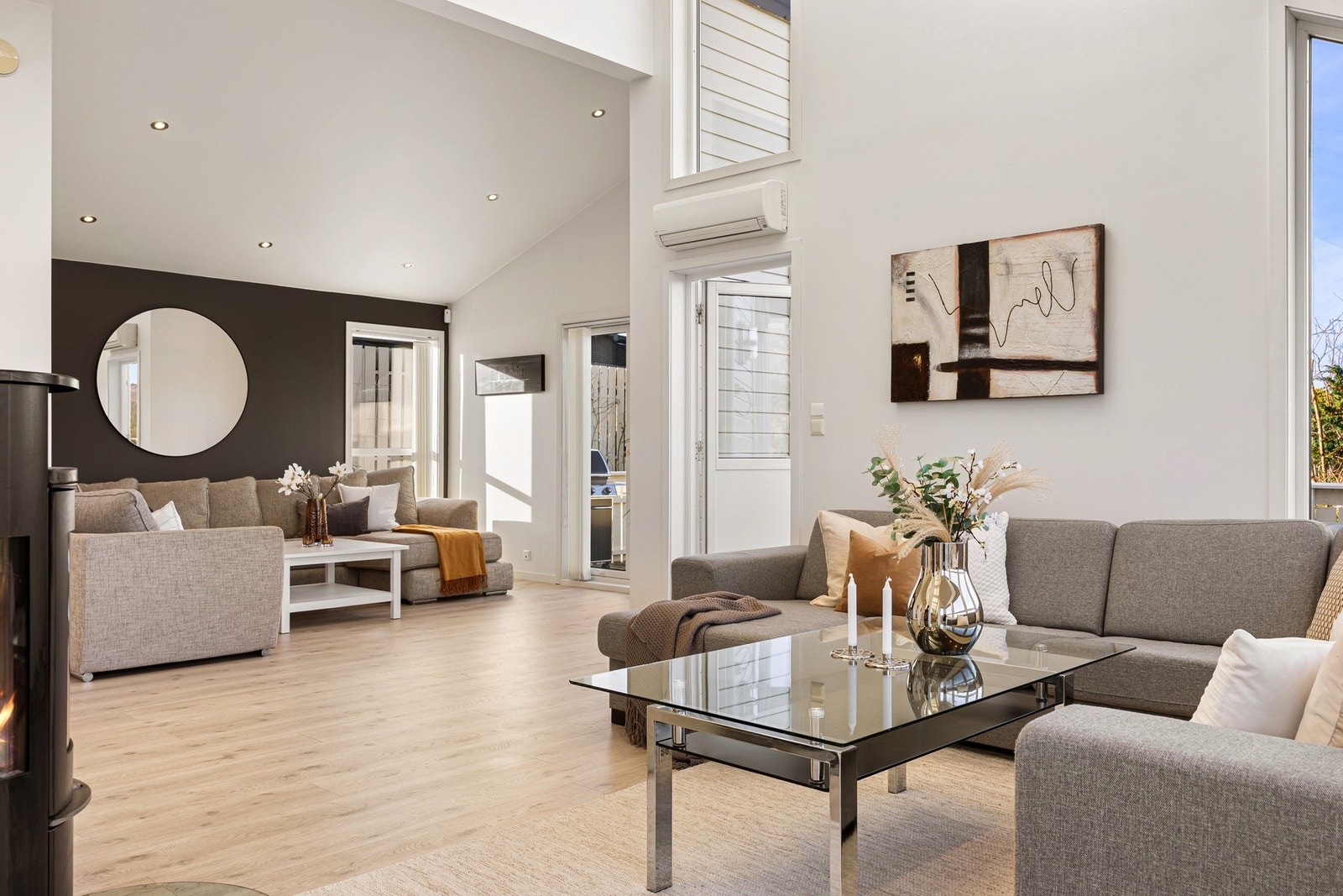 Stuen i hovedetasjen er inndelt med en sone for TV-stue og en som dagligstue Galleribilde