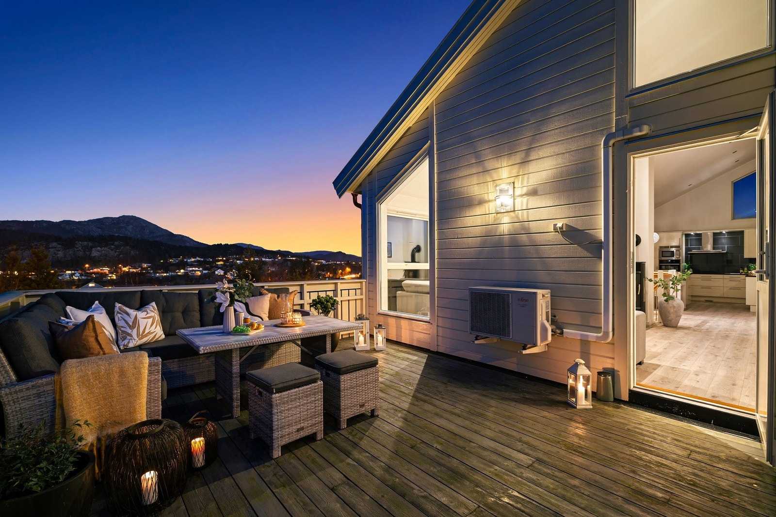 Nord/- vestvendt terrasse på 31 m² med tilkomst fra stuen Galleribilde