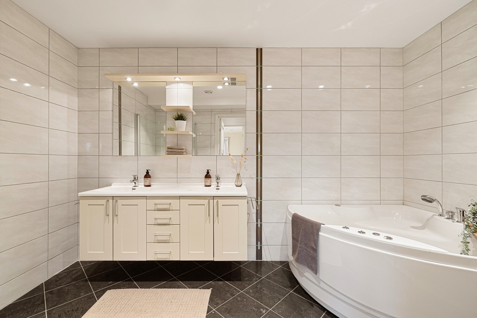 BADEROM U. ETASJE | Badet har et areal på 8.2 m² Galleribilde