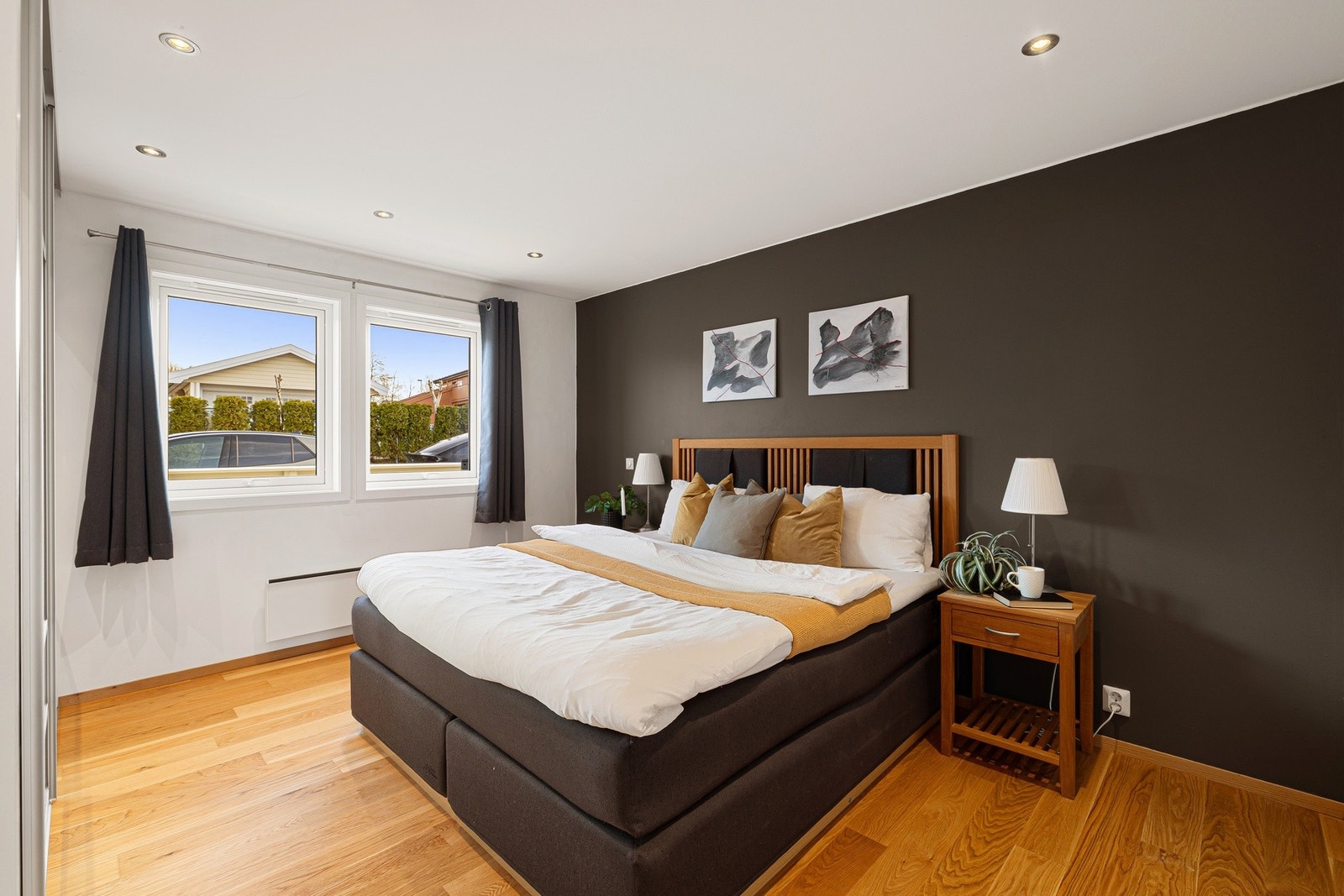 Huset har fire soverom, fordelt med ett i hovedetasjen (bildet) og tre i underetasjen Galleribilde