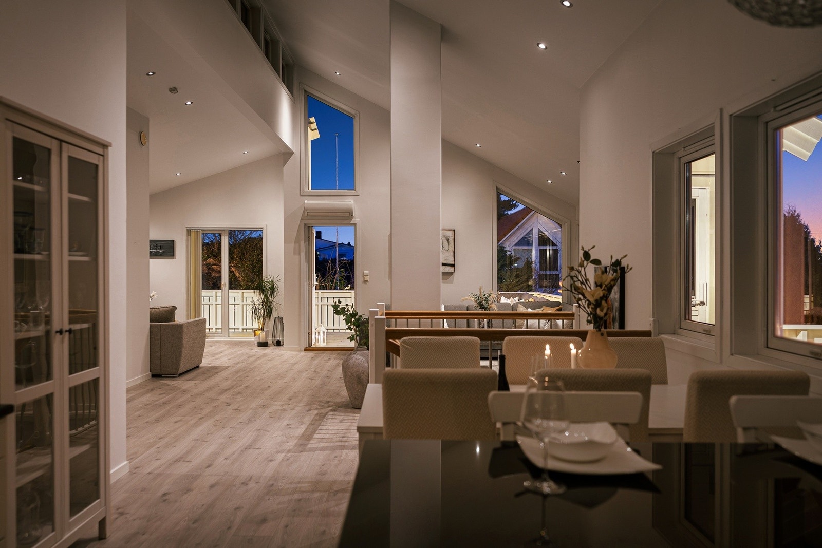 En sosial løsning med fin overgang mellom kjøkken og dagligsute | Sonen for TV stuen er mer skjermet Galleribilde